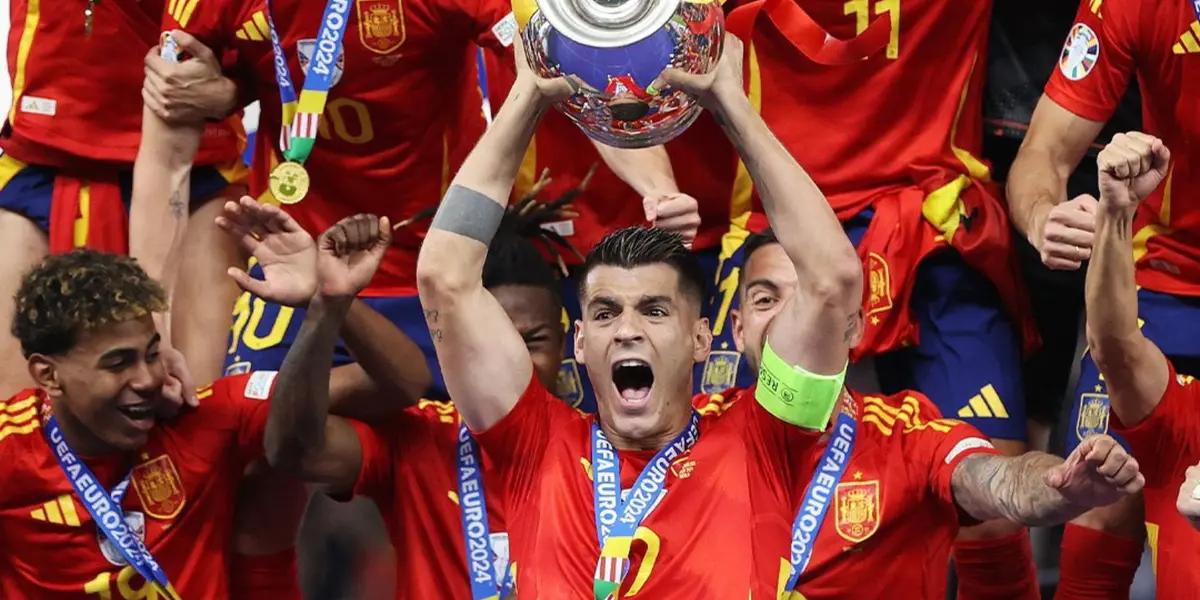 Morata levanta la Eurocopa. (Foto: EFE)