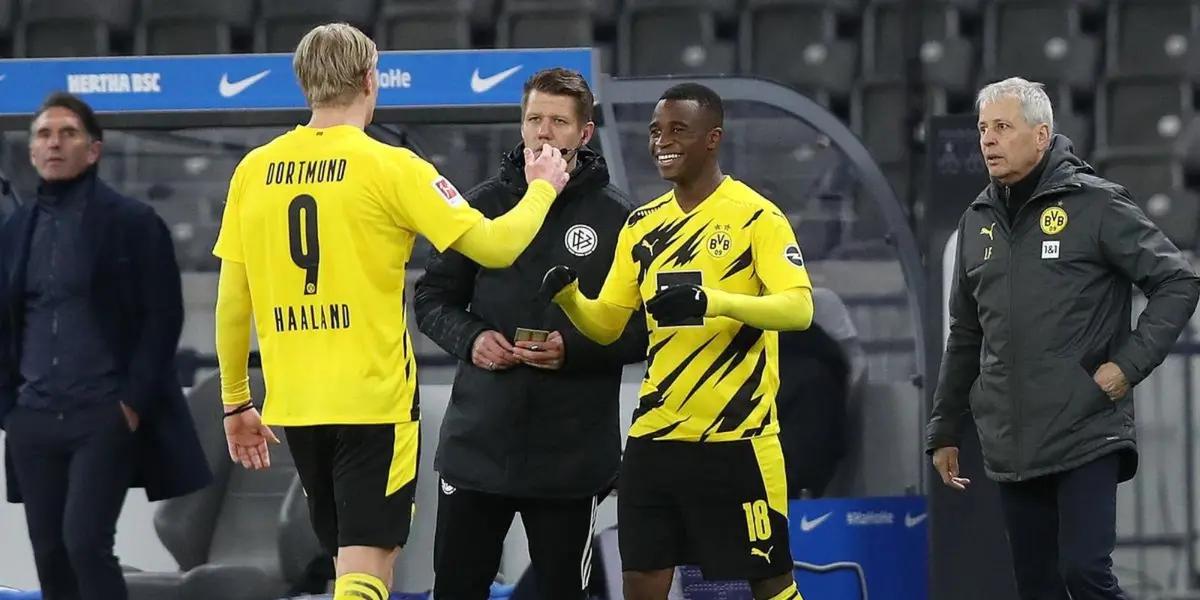 Moukoko no ha renovado su contrato con el Dortmund y podría llegar al cuadro culé.