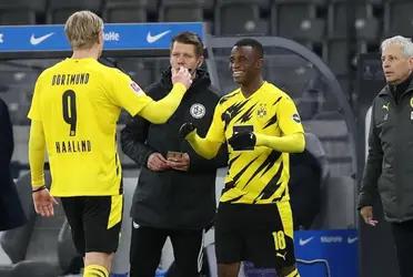 Moukoko no ha renovado su contrato con el Dortmund y podría llegar al cuadro culé.