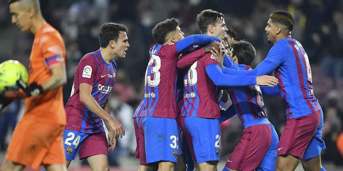 Nada más acabar el partido, las felicitaciones de sus compañeros fueron para Gavi, que a sus 17 años puso al Camp Nou en pie y demuestra que su carrera va en serio.