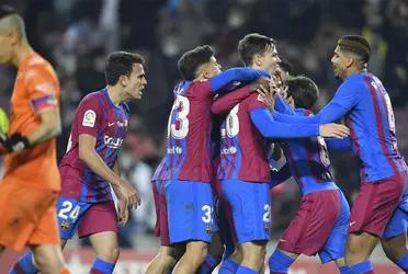 Nada más acabar el partido, las felicitaciones de sus compañeros fueron para Gavi, que a sus 17 años puso al Camp Nou en pie y demuestra que su carrera va en serio.