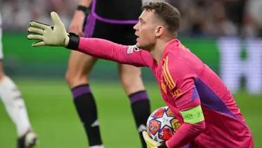 Neuer con la camiseta del Bayern Múnich y con el balón de Champions en sus manos.