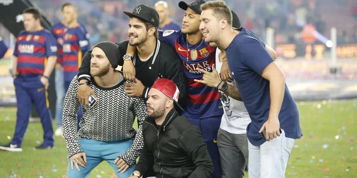 Neymar es reconocido dentro del campo pero afuera no se priva de ningun lujo, vive en una mansión con sus amigos a muchos de los cuales incluso les paga un sueldo para que esten allí con él todo el año.