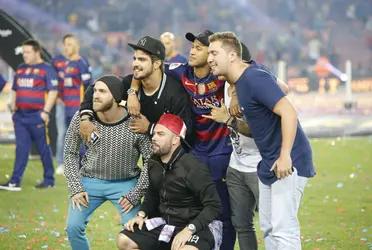 Neymar es reconocido dentro del campo pero afuera no se priva de ningun lujo, vive en una mansión con sus amigos a muchos de los cuales incluso les paga un sueldo para que esten allí con él todo el año.