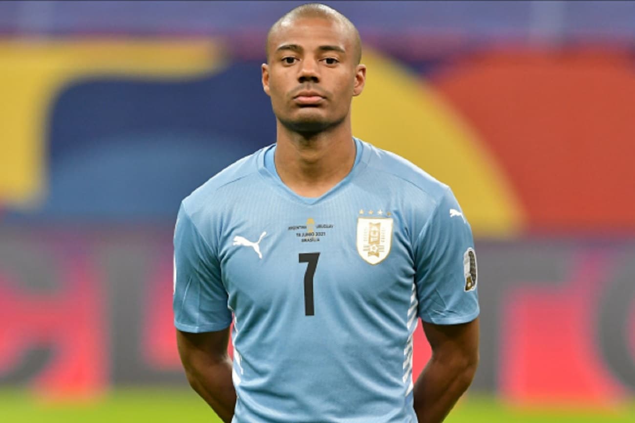 Nicolás de la Cruz es un mediocampista uruguayo que actualmente juega en River Plate de Argentina donde se ha erigido como una de sus principales figuras. La Real Sociedad quiere contar con el jugador de 24 años la próxima temporada y debería abonar 22 millones de dólares de cláusula de salida.