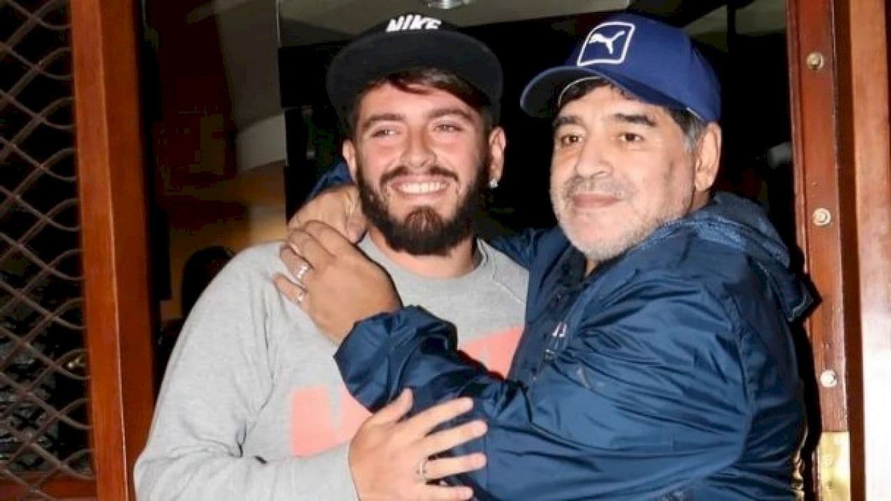 No pudo despedirlo debido a la pandemia pero se encargó de saludarlo a la distancia.