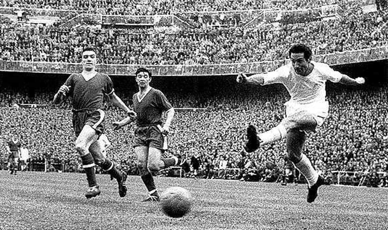 Paco Gento es una leyenda del Real Madrid. es el único futbolista de toda la historia en consagrarse seis veces en la Copa de Europa. Una leyenda sin igual para la Casa Blanca.