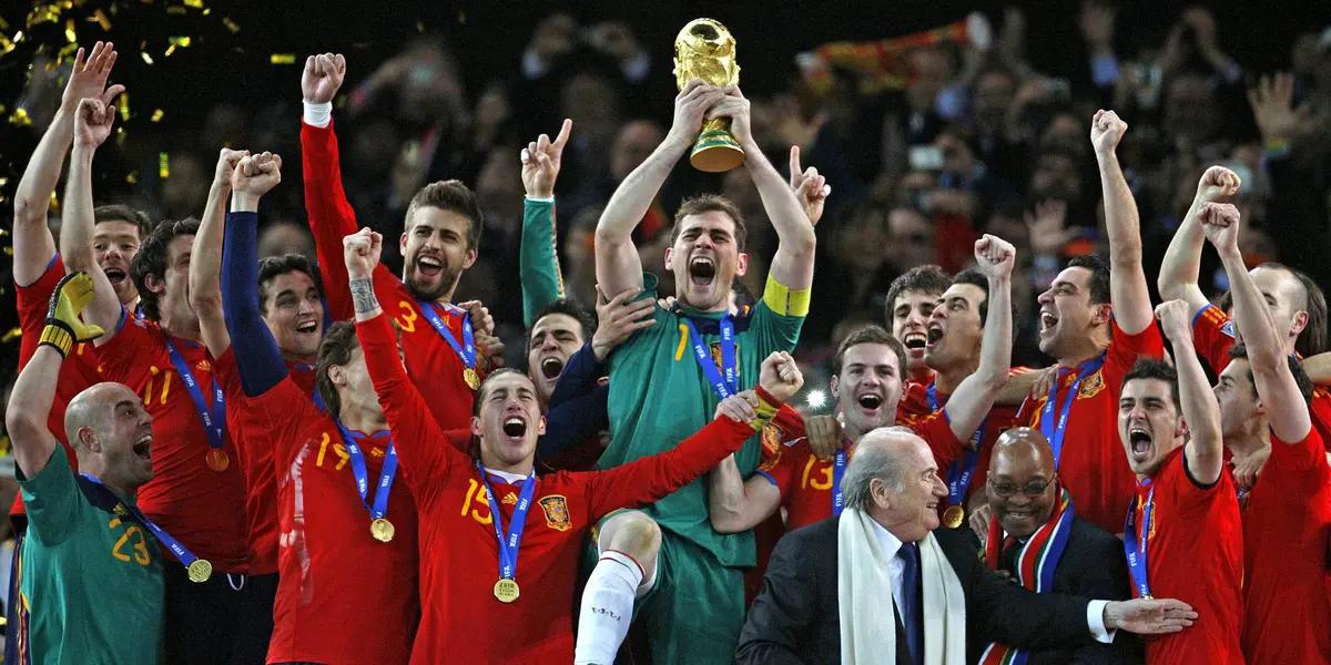 Para muchos, los equipos españoles de inicio del milenio fueron los más destacados por la calidad de su fútbol y jugadores. Así, la Selección Española logró formar un equipo soñado que lo ha puesto en lo máximo al ganar el Mundial de fútbol en 2010. ¿Recuerdas aquella campaña histórica de la Selección Española? ¡Sigue leyendo!