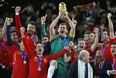 Para muchos, los equipos españoles de inicio del milenio fueron los más destacados por la calidad de su fútbol y jugadores. Así, la Selección Española logró formar un equipo soñado que lo ha puesto en lo máximo al ganar el Mundial de fútbol en 2010. ¿Recuerdas aquella campaña histórica de la Selección Española? ¡Sigue leyendo!