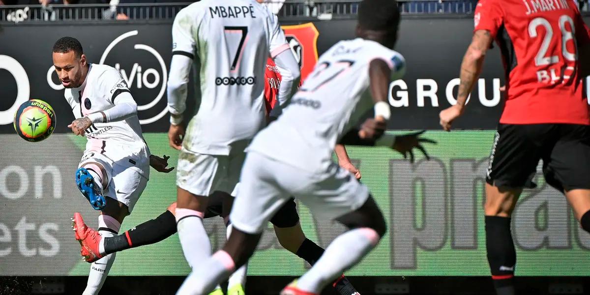 París Saint-Germain, con Lionel Messi a la cabeza, sufrió un durísimo golpe en su visita a Rennes. El nivel de los parisinos no fue nada bueno, pero al finalizar el partido se apareció un dato que preocupa a Mauricio Pochettino de cara a lo que viene.