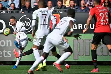 París Saint-Germain, con Lionel Messi a la cabeza, sufrió un durísimo golpe en su visita a Rennes. El nivel de los parisinos no fue nada bueno, pero al finalizar el partido se apareció un dato que preocupa a Mauricio Pochettino de cara a lo que viene.
