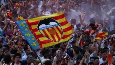 Parte de algunos aficionados del Valencia empezaron a seguir este cántico cuando su equipo perdía de 7 goles