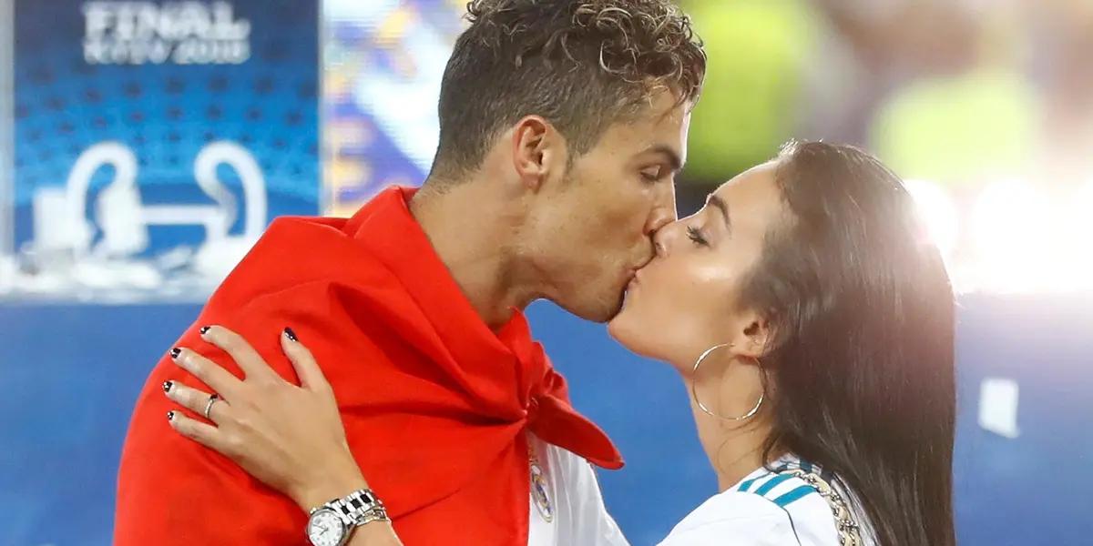 Pasaron horas del fichajes de Cristiano Ronaldo al Manchester United y las bombas empezaron a caer, esta vez le tocó al entrenador del Real Madrid, Carlo Ancelotti, la novia del bicho se acordó de él. ¿Qué le habrá dicho?