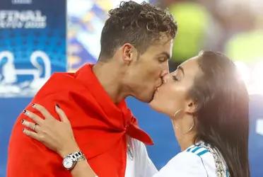 Pasaron horas del fichajes de Cristiano Ronaldo al Manchester United y las bombas empezaron a caer, esta vez le tocó al entrenador del Real Madrid, Carlo Ancelotti, la novia del bicho se acordó de él. ¿Qué le habrá dicho?