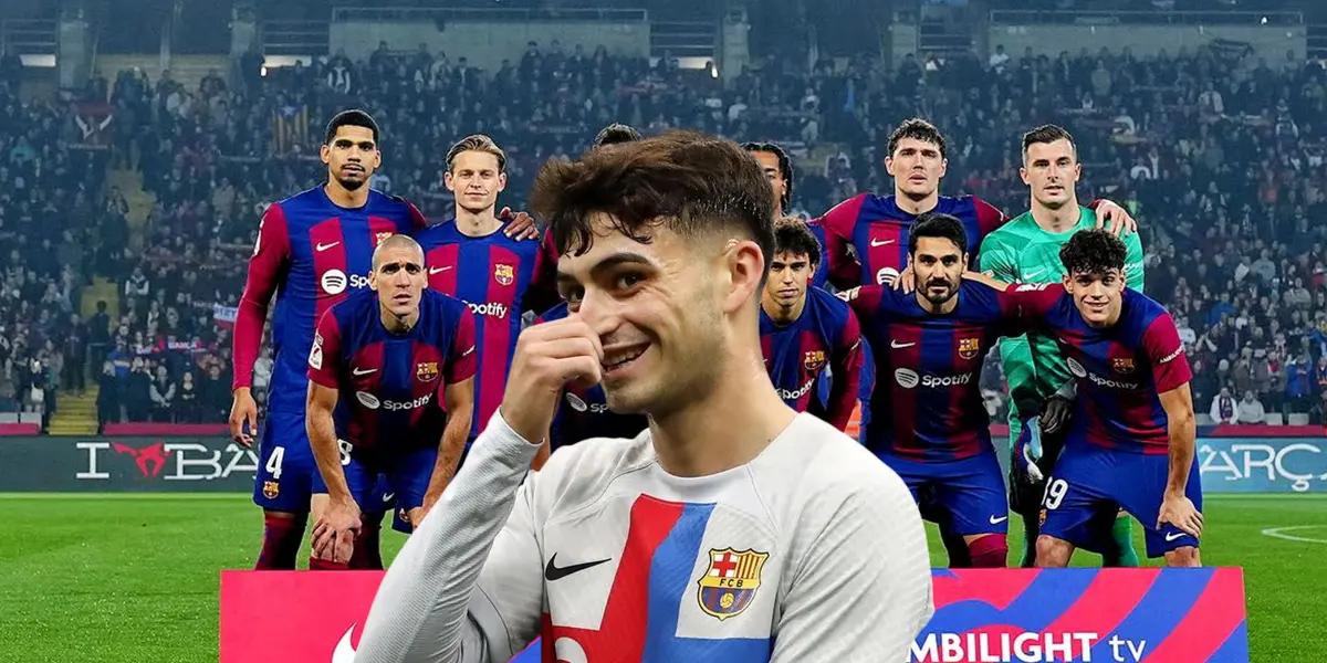 Pedri con la camiseta del Barcelona, de fondo la alineación titular del Barça.