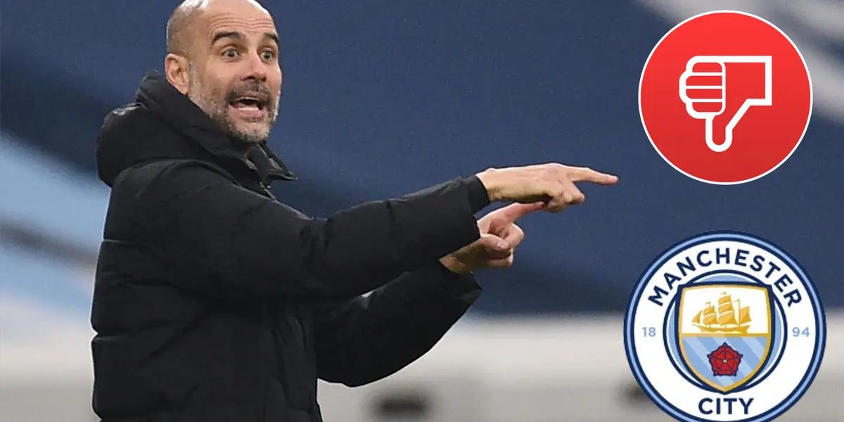 Pep Guardiola dando indicaciones, al lado un pulgar abajo y el escudo de Manchester City