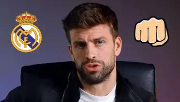 Piqué hablando en una entrevista. Escudo del Real Madrid y puño cerrado.