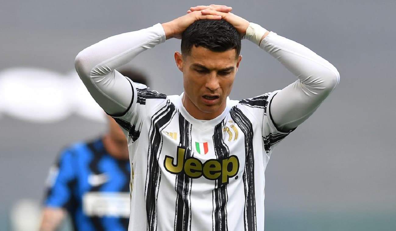 Por lo que cuentan diversos medios de Inglaterra, El delantero portugués habría estado al tanto de antemano de la situación en la que actualmente está la Vecchia Signora. El equipo italiano quedó en la mira por un supuesto fraude y podría perder la categoría en Italia.