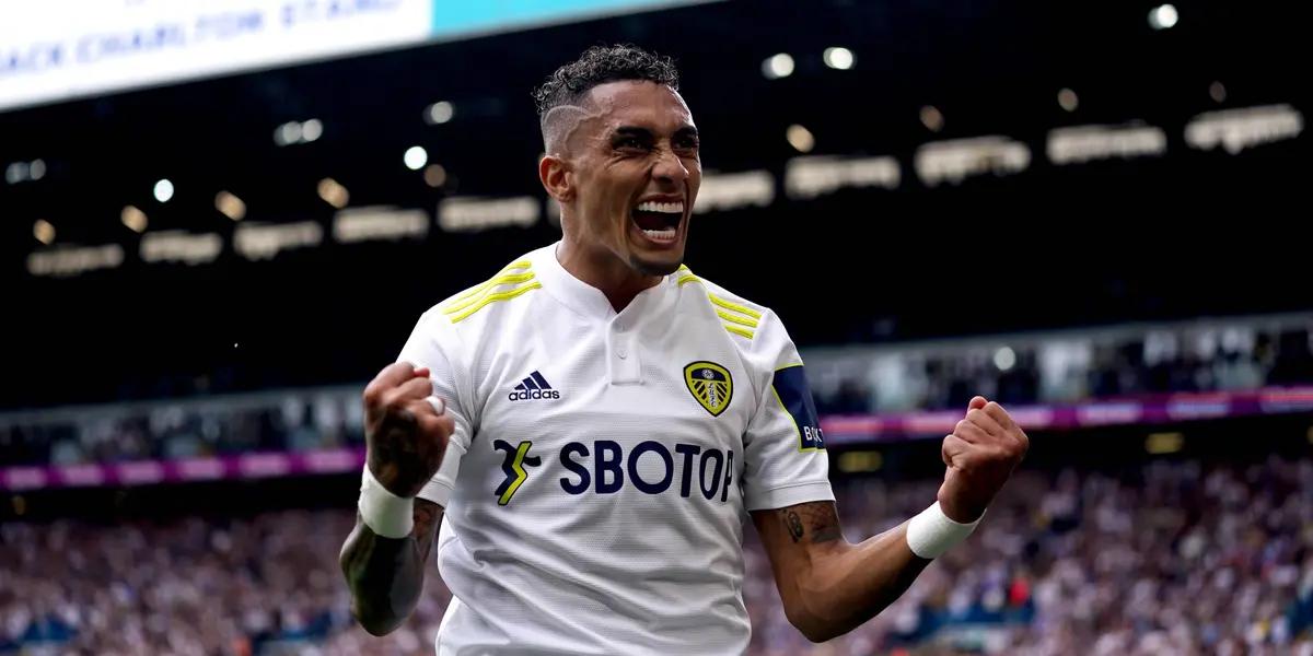 Raphinha tendría un acuerdo verbal con Barcelona a través de su agente Deco y que su traspaso rondará los 25 millones de euro. Raphinha tomó por sorpresa a los hinchas que se quedaron durante el post partido a celebrar de rodillas en el Elland Road.