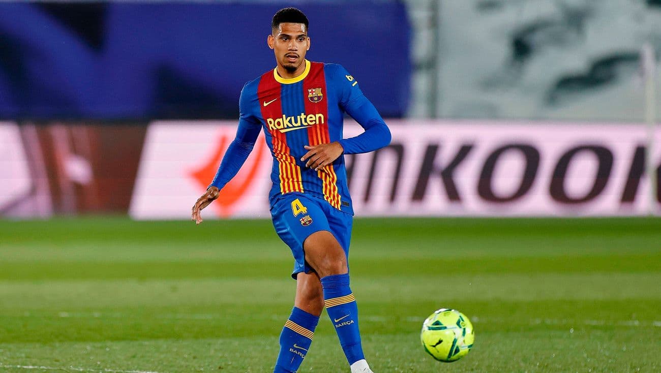 Real Madrid está atento a la situación contractual de Ronald Araujo, cuyo vínculo termina en 2023 y según el programa “Sin Concesiones” de RKB el Merengue quiere convencerlo de no renovar para ficharlo gratis.