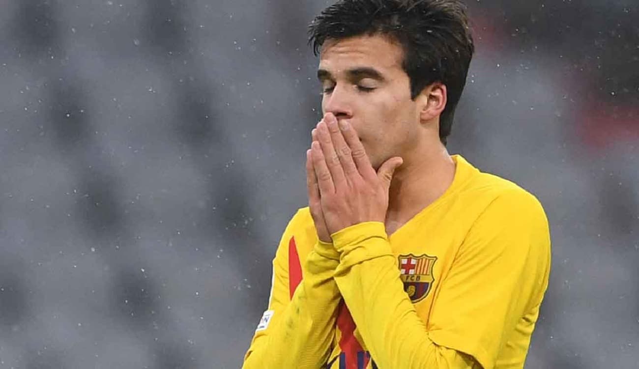 Riqui Puig salió del vestuario del Allianz Arena con su tablet en la mano y viendo un capítulo de La Casa de Papel. Lógicamente, la imagen explotó en las redes sociales porque demuestra que el dolor por la eliminación no es tal. Xavi Hernández deberá ajustar muchas cosas en la plantilla.