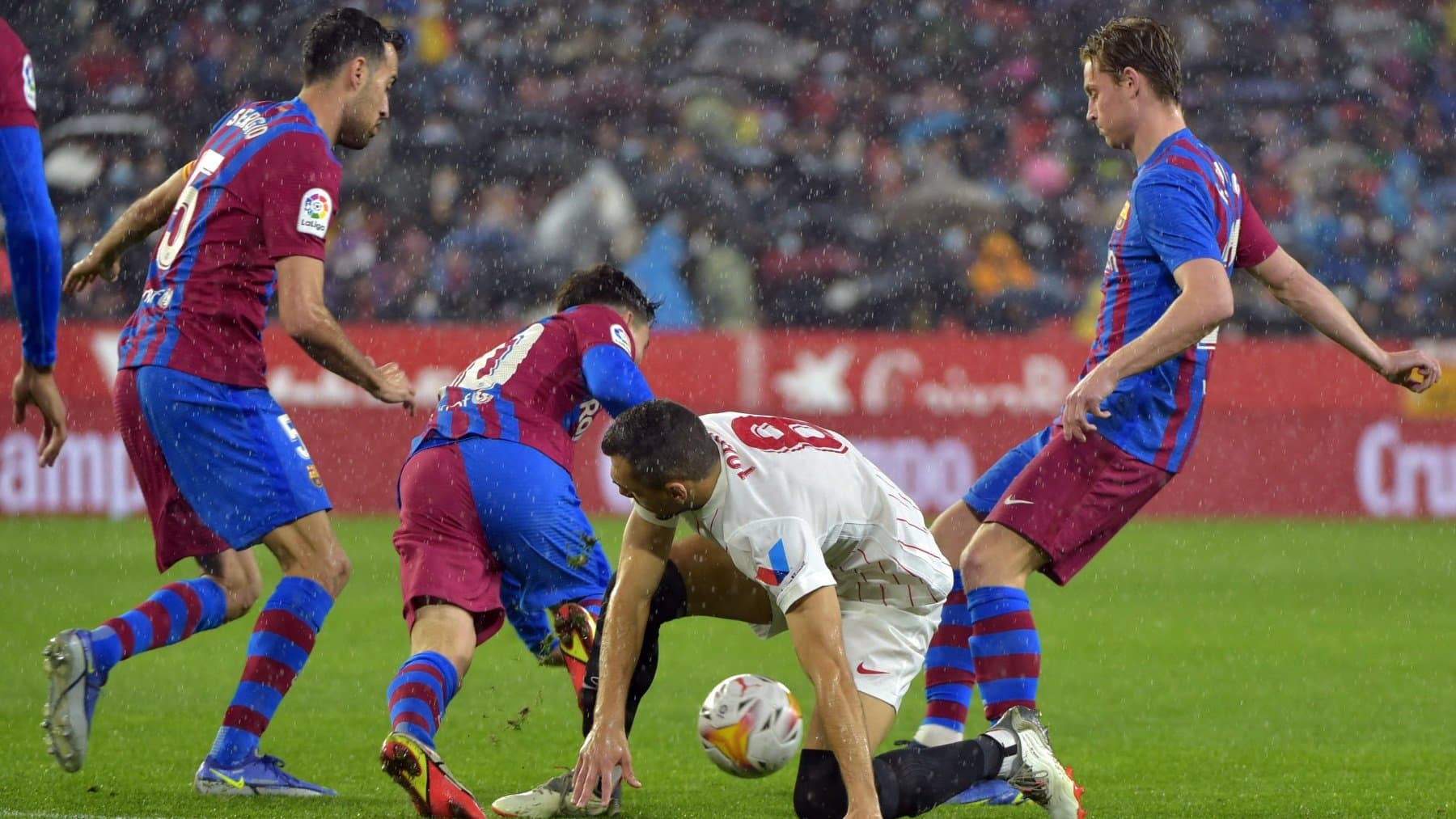 Se enfrentan en el Camp Nou el segundo y el tercero de LaLiga. Con la obligación de consolidarse en la zona de clasificación a UEFA Champions League se enfrentan Barcelona y Sevilla.