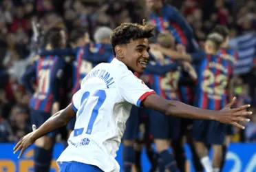 Se lo vio hacerlo durante sus encuentros en juveniles, ahora cuando fue nombrado jugador del partido también lo hizo