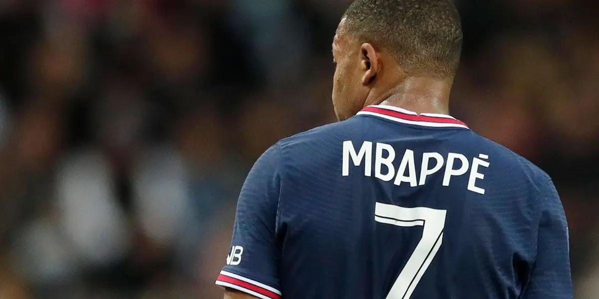 Según informa Tutomercato, Florentino Pérez se reunió con un familiar de Mbappé para hablar de cuestiones relacionadas al delantero francés.