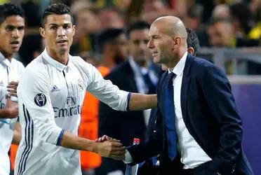 Según la prensa británica, en Manchester United siguen pensando en la sucesión de Ole Gunnar Solskjaer, cada vez más cuestionado en el banquillo. Razones para contratar a Zinedine Zidane.