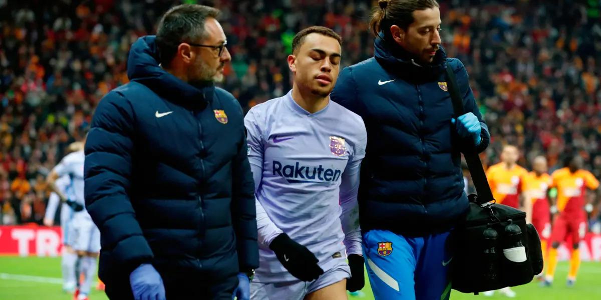 Sergiño Dest, lateral estadounidense del FC Barcelona sufrió una lesión en el muslo derecho y se perderá lo que queda de la temporada