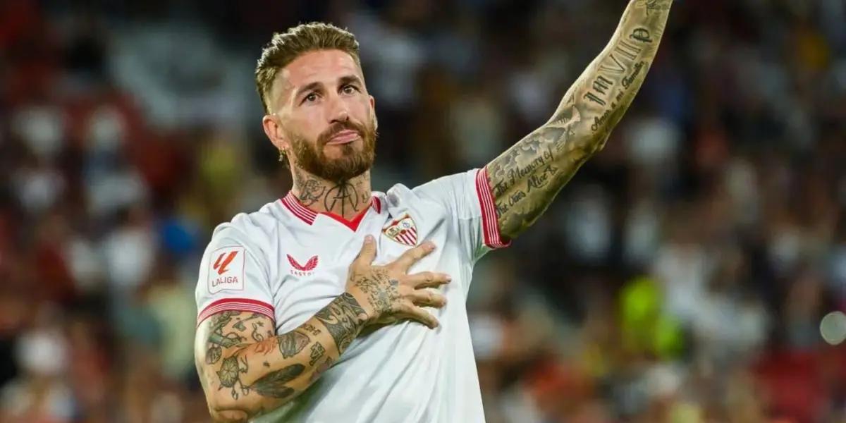 Sergio Ramos con la camiseta del Sevilla saludando emocionado.