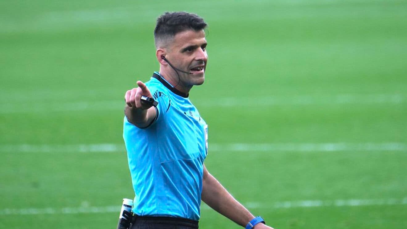 Sobre el final del partido, Gil Manzano pita el final del partido en el 96:02 cuando Oblak saca hacia Cunha, que se quedaba solo ante el portero. Los jugadores colchoneros salieron contra el arbitro aunque ya era tarde.
