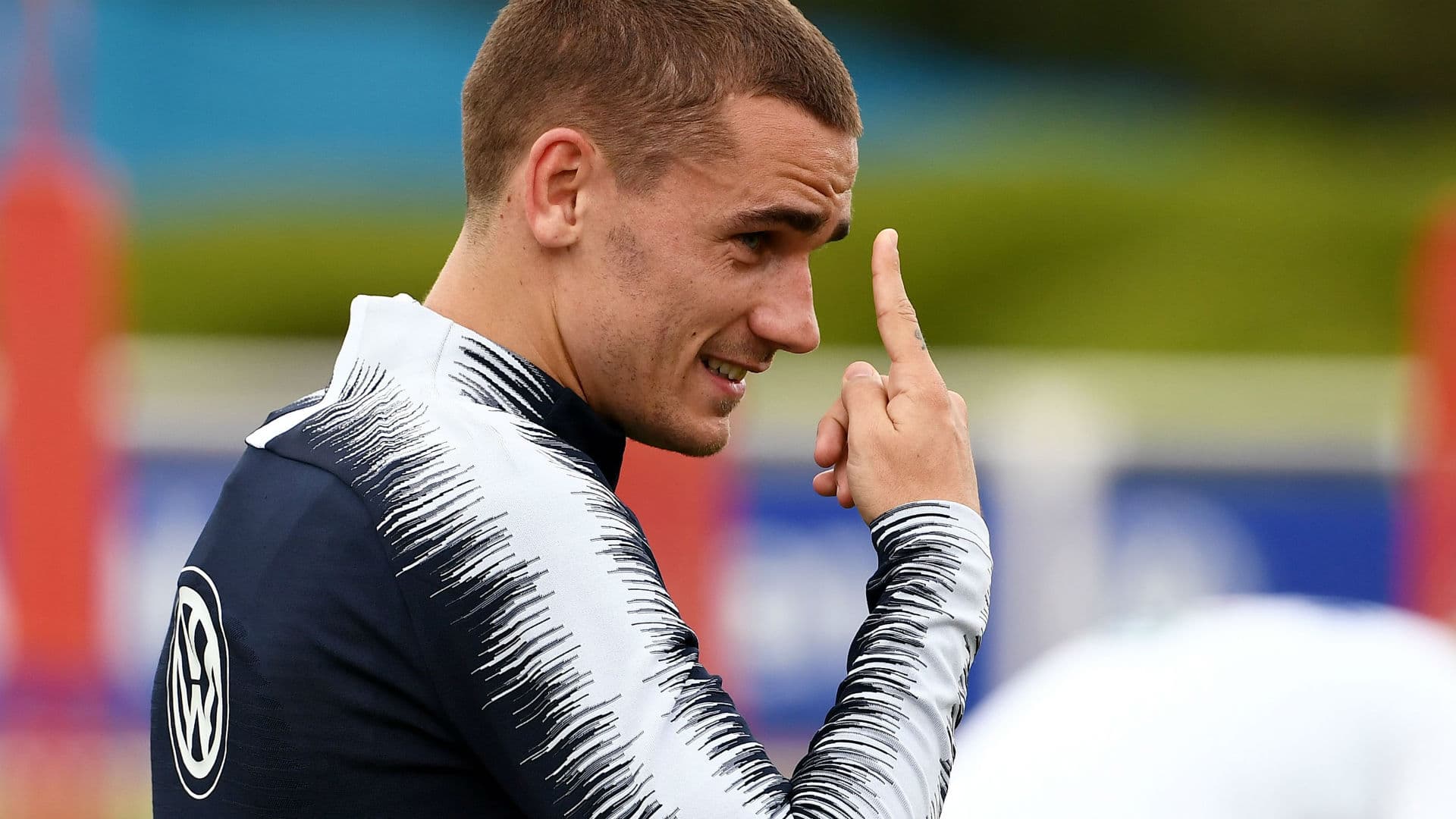 Son días importantes para la carrera de Griezmann, debido a que debe tomar una decisión en cuanto a su futuro. Barcelona no quiere seguir pagando su salario y le busca una salida, pero no quiere transferirlo al Atlético Madrid, lo que complica la situación.