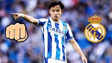 Takefusa Kubo en Real Sociedad. Puño cerrado de un lado, escudo del Real Madrid del otro.