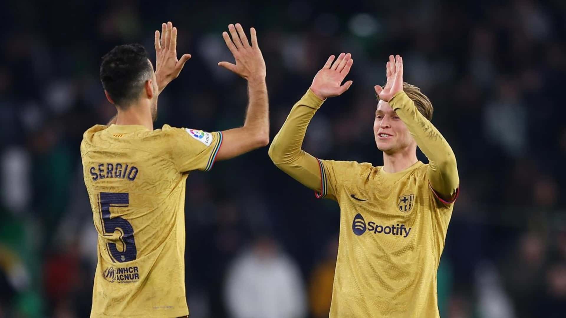 Tiene 18 años, juega como Busquets y se apunta de reemplazo de De Jong en Barça