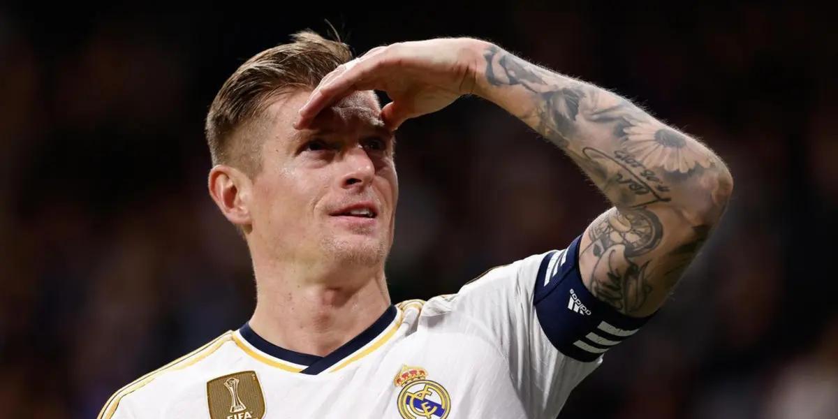 Toni Kroos con la camiseta del Real Madrid intenta mirar hacia el público.