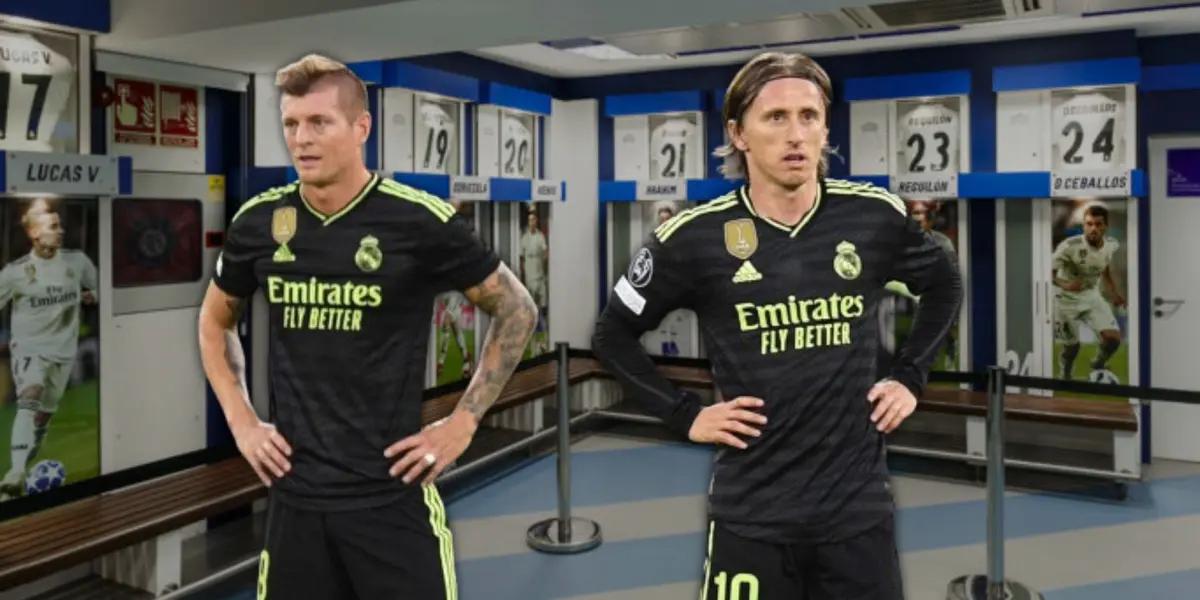 Toni Kroos y Luka Modric vistiendo la camiseta del Real Madrid con el vestuario del equipo de fondo.
