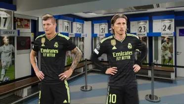 Toni Kroos y Luka Modric vistiendo la camiseta del Real Madrid con el vestuario del equipo de fondo.