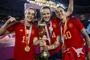 Tras consagrarse campeóna con España, la número 10 del seleccionado replicó una foto que dio la vuelta al mundo