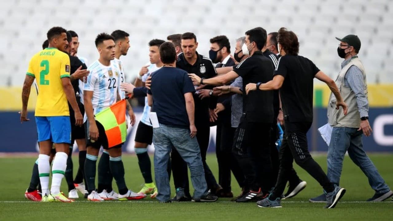 Tras el bochornoso evento, la autoridad sanitaria gubernamental de Brasil (Anvisa) había informado lo que señalaba en su famoso papel con el que ingreso al campo de juego. ¿Que dirá?