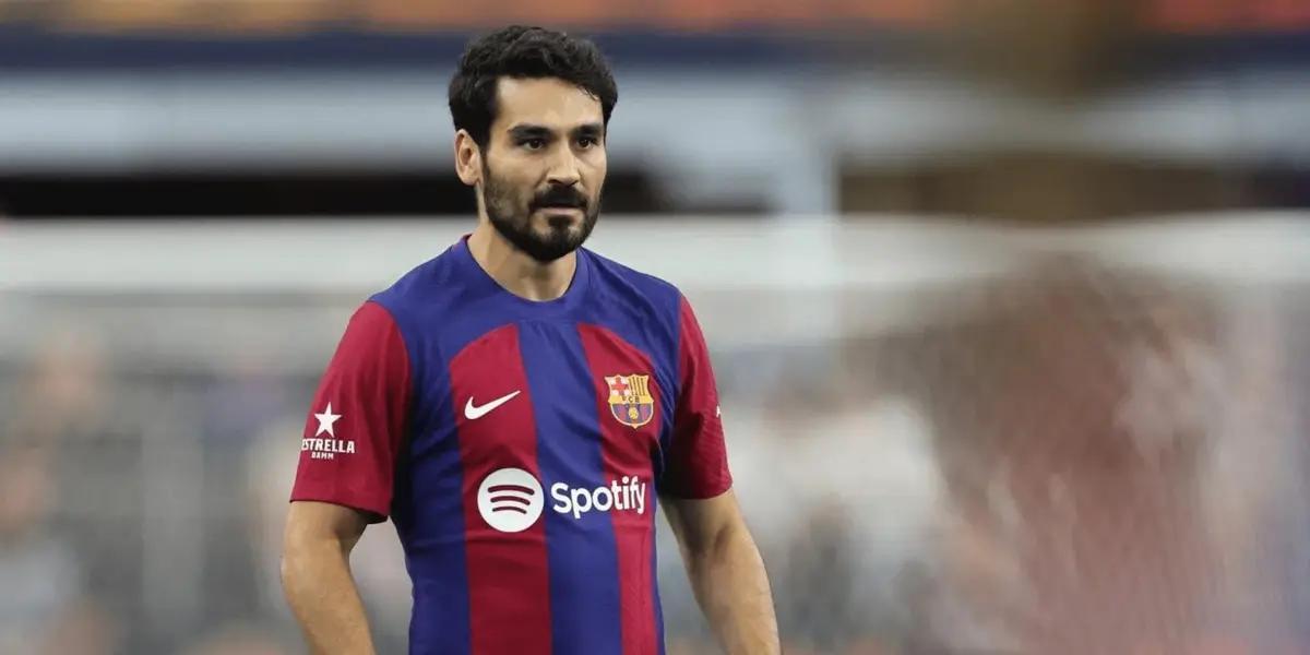 Tras el descuento de Ilkay Gündogan, Xavi Hernández no pudo ocultar su gesto de enojo desde el banquillo
