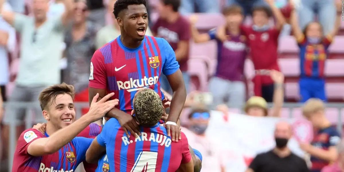 Tras marcar el último gol del su equipo en la victoria frente al levante por la jornada 9 de LaLiga, el delantero español corrió como un niño emocionado a abrazar a quienes más lo ayudaron en su proceso de recuperación.