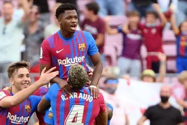 Tras marcar el último gol del su equipo en la victoria frente al levante por la jornada 9 de LaLiga, el delantero español corrió como un niño emocionado a abrazar a quienes más lo ayudaron en su proceso de recuperación.