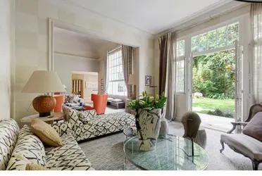 Tras más de un mes de búsqueda, finalizó la incertidumbre para los Messi en Francia. Finalmente el astro argentino y su familia optaron por una casa en la localidad de Neully sur Seine, una de las zonas más exclusivas de la capital francesa, y en la que también viven Angel Di María y Leandro Paredes, compañeros del PSG. Todos los detalles de la lujosa propiedad.