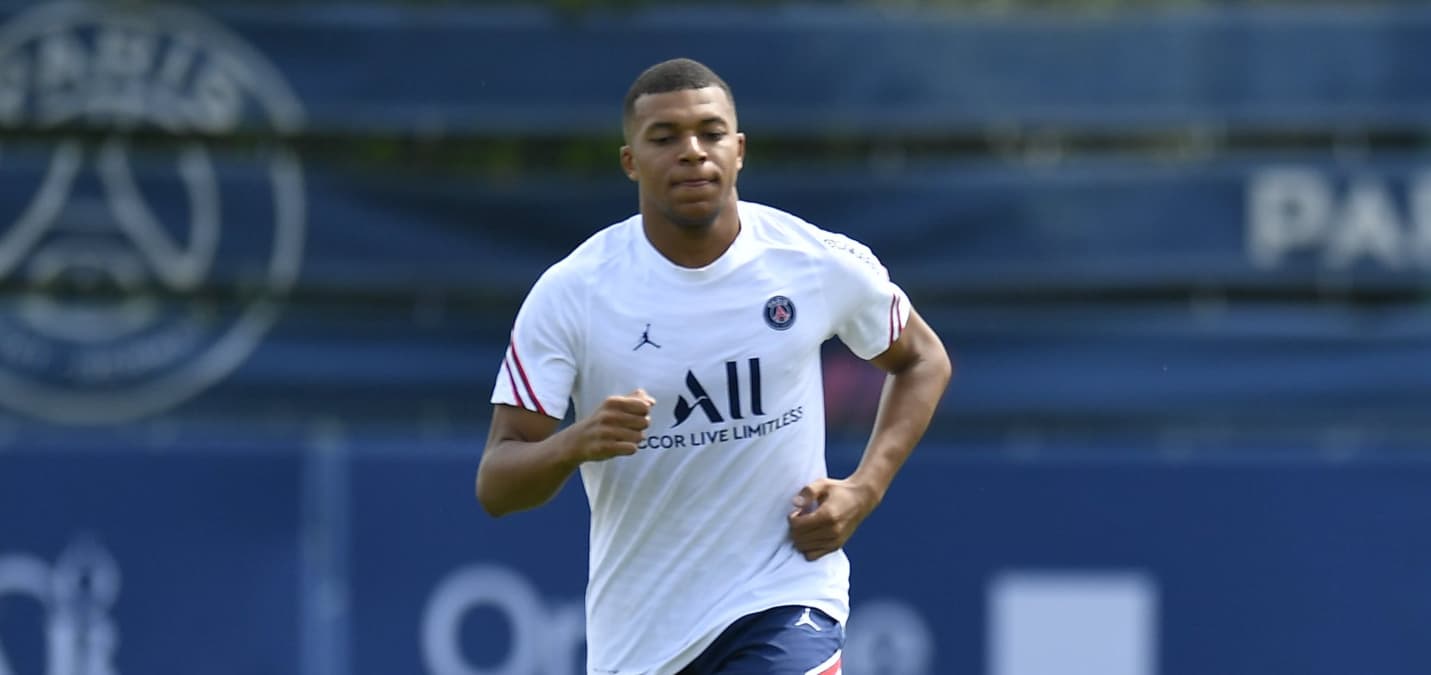 Tras varios meses de incertidumbre respecto a su futuro, Kylian Mbappé estrella del Paris Saint Germain parece comenzar a recomponer relación con la directiva del PSG. El Real Madrid, al pendiente de la situación.