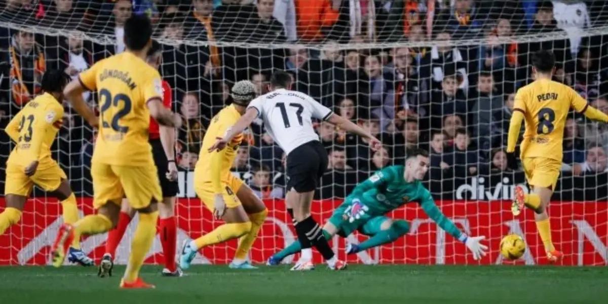 Un jugador del FC Barcelona estaba inconsolable, luego que se les perdiera tres puntos contra el Valencia