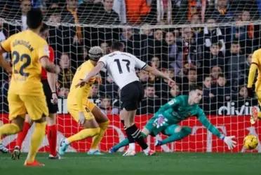 Un jugador del FC Barcelona estaba inconsolable, luego que se les perdiera tres puntos contra el Valencia