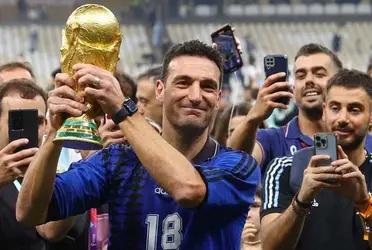 Un viejo entrenador del Merengue participó de la ceremonia y le dio el premio al actual director técnico de la Selección argentina.