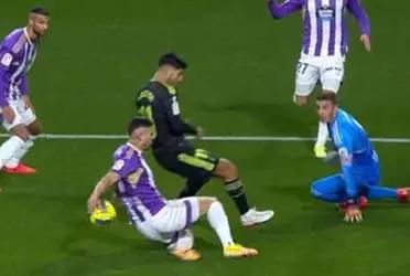 Una clara mano dentro del área y el VAR que no interviene