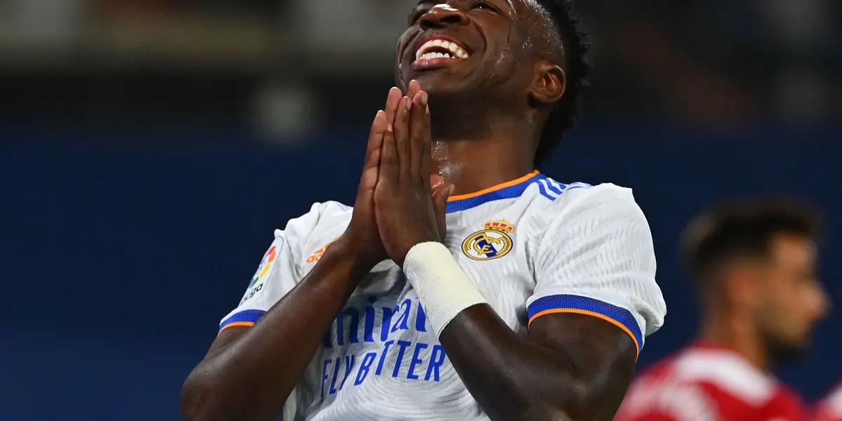 Una de las piezas claves del equipo merengue esta temporada podría irse en manos de uno de los grandes de Inglaterra. Énterate los detalles de la nota.